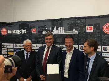 Hier formiert sich der neue Vorstand mit Aufsichtsratschef Wolfgang Steubing.