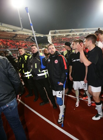 Ohne Rücksicht auf das eigene Verletzungsschicksal: Marc Stendera mit Krücken in der Fankurve.