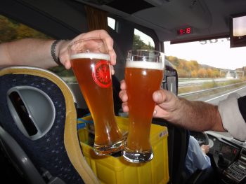 Auf den Fahrten stoßen die einen mit Äppler an, die anderen mit Weizenbier - egal zu welcher Uhrzeit