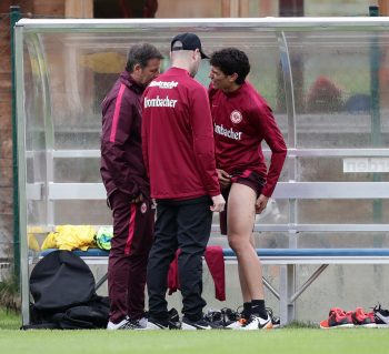 Bekam in dieser Woche das harte Geschäft Bundesliga zu spüren. Jesús Vallejo (re.) zwickt der Oberschenkel.