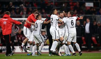 Abpfiff in Nürnberg: Großer Jubel auf den Rängen und bei der Mannschaft über den Klassenerhalt