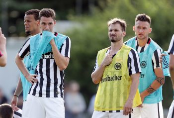 Zwei Neuzugänge in den hellblauen Leibchen: Branimir Hrgota (li.) und Danny Blum (re.). Wintertransfer Szabolcs Huszti spielte im gelben Team.