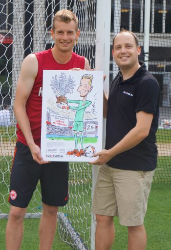 Lukas Hradecky bekommt die Trophäe zum "Adler der Saison" durch SGE4EVER.de-Chefredakteur André Eichhorn überreicht