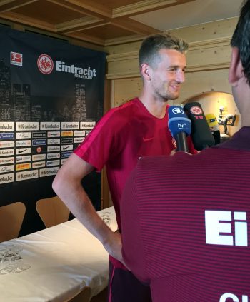 Lukas Hradecky im gestrigen Pressegespräch im Foyer des Mannschaftshotels