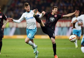 David Abraham und Klaas-Jan Huntelaar im Zweikampf (2015/16- Rückspiel in Frankfurt)