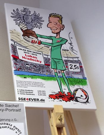 Dieses Duplikat vom "Adler der Saison 2015/16" signiert von Lukas Hradecky kann für den guten Zweck ersteigert werden