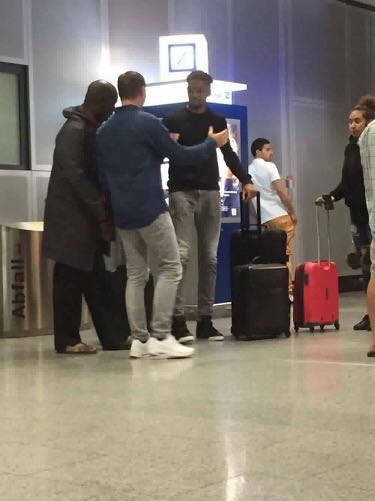 Christoph Preuss heißt Michael Hector nach seiner Ankunft in Frankfurt am Flughafen willkommen.