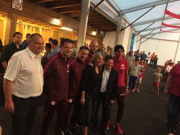 Trainer und Manager wurden im Dorf herzlich begrüßt.