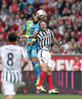 Alexander Meier im Kopfballduell mit Ömer Toprak.