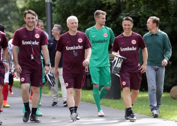 Das Frankfurter Trainerteam samt Torhüter