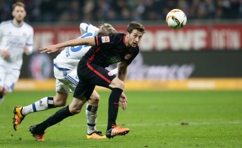 Abwehrchef David Abraham im Kopfballduell