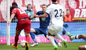 Lukas Hradecky in Aktion