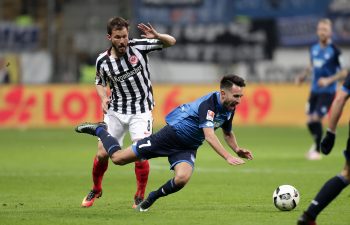 Szabolcs Huszti kann sich gegen Lukas Rupp nur mit einem Foul behelfen. 