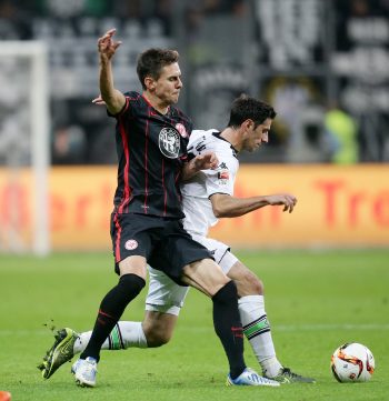 "Flumi" in seinem letzten Spiel von Beginn an für die Eintracht am 17. Oktober 2015. Hier im Zweikampf gegen Gladbachs Lars Stindl (r.). 