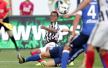 Gerangel um den Ball - und Timothy Chandler mittendrin