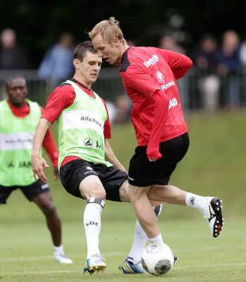 Zwei Kumpels beim gemeinsamen Trainingsauftakt im neuen Verein: Johannes Flum (l.) und Jan Rosenthal. Im Hintergrund: Constant Djakpa