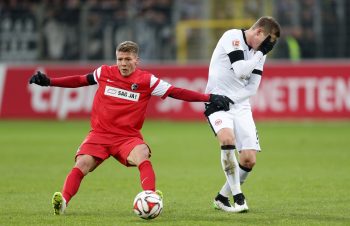 Bastian Oczipka und der Freiburger Mike Frantz.