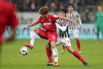 Abwehrrecke Jesus Vallejo im Zweikampf.