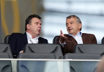 Was Bruchhagen wohl zum "WM 2006"-Skandal sagt? Hier mit DFB-Präsident Wolfgang Niersbach (re.).