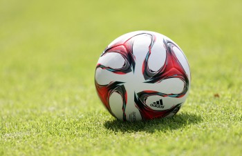 Der Ball wird im Sommer lange Zeit nicht durch die Stadien der Bundesliga rollen.