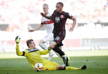 VfB-Torhüter Tyton foult Luc Castaignos