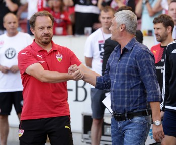 VfB-Trainer Alexander Zorniger gratuliert Armin Veh zum Sieg