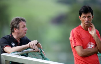 Soll seinen Vertrag bei der Eintracht verlängern! Sportdirektor Bruno Hübner (re.) mit Heribert Bruchhagen.