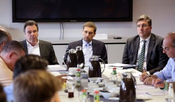 Heribert Bruchhagen, Oliver Frankenbach und Axel Hellmann (von links nach rechts) beim Pressegespräch