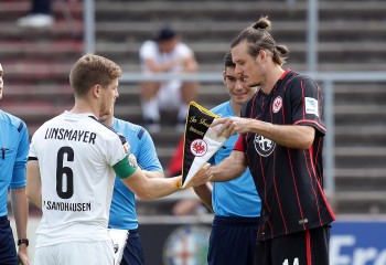 Eintracht-Kapitän Alexander Meier und Denis Linsmayer (Sandhausen)