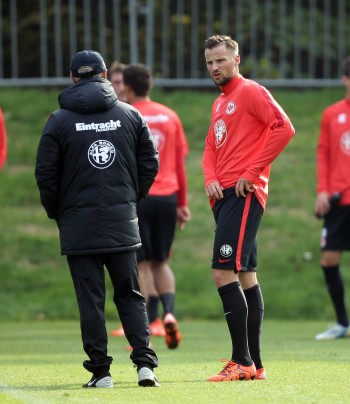 Trainer Armin Veh (li.) hofft auf die Rückkehr seines Angreifers Haris Seferovic (re.).