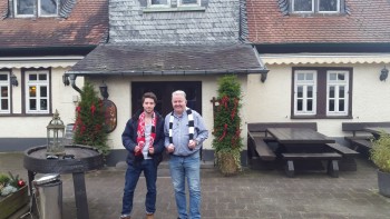 FPS-Premiumpartner Paul zusammen mit Sohn Justin vor dem Frankfurter Haus in Neu-Isenburg.