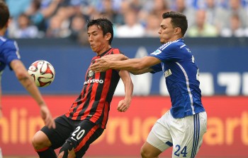 Bald im gleichen Trikot? Makoto Hasebe (li.) gegen Schalkes Kaan Ayhan (re.)