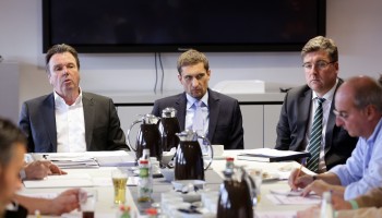 Welchen Weg geht die Eintracht? Vorstandschef Heribert Bruchhagen, Finanzvorstand Oliver Frankenbach und Vorstand Axel Hellmann.