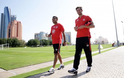 Marco Fabián und sein "Helfer" David Abraham im Trainingslager in Abu Dhabi.
