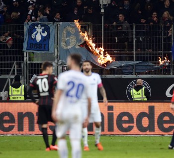 Das könnte teuer werden: Eintracht-Fans verbrennen Darmstadt-Fahnen