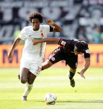Der FC Augsburg (l., Caiuby) hat beste Chancen, die Klasse zu halten.