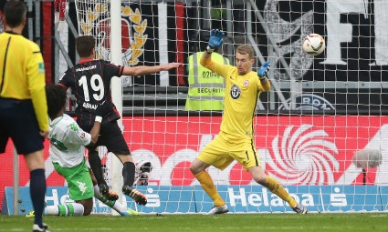 Dante erzielte den Führungstreffer der Wolfsburger mit freundlicher Hilfe durch Abraham