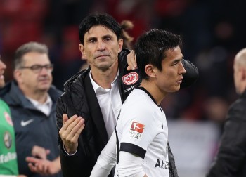 Sportdirektor Bruno Hübner will Makoto Hasebe (re.) unbedingt langfristig an den Verein binden.