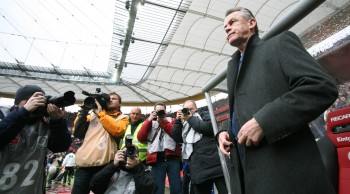 "Hinten ist alles sehr eng, es wird dramatisch bis zum Schluss und höchst spannend." Ex-Bundesliga-Trainer Ottmar Hitzfeld prognostiziert einen spannenden Abstiegskampf.