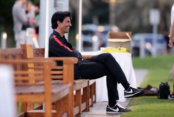 Sportdirektor Bruno Hübner hat gut lachen in Abu Dhabi. 