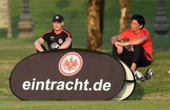 Hoffen, dass die Neuzugänge sofort weiterhelfen! Trainer Armin Veh (li.) und Sportdirektor Bruno Hübner (re.).
