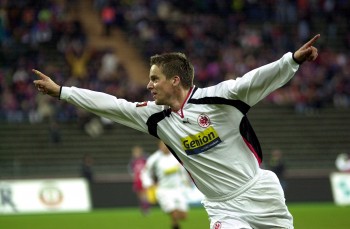 Jan-Aage Fjörtoft erlebte im März 2001 einen emotionalen Abschied nach dem Heimspiel gegen den HSV.