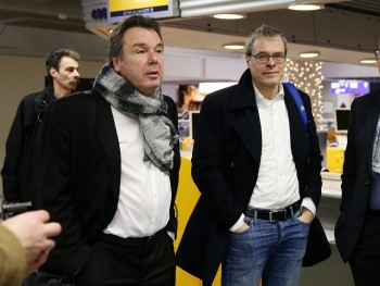 Schalke Vorstandsmitglied Peter Peters (hier neben Heribert Bruchhagen am Flughafen) möchte die Fußball-Revolution einleiten!