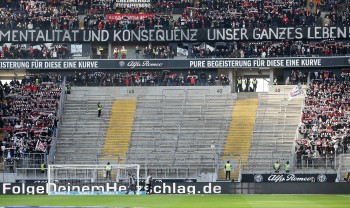 DFB-Bestrafung: Leere Stehplatzränge im Stadion