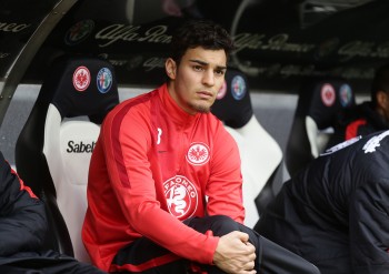 Kaan Ayhan durfte bislang nur zuschauen bei den Spielen der Eintracht.