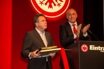 Heribert Bruchhagen bekam auf der Mitgliederversammlung von Vereinspräsident Peter Fischer die lebenslange Mitgliedschaft verliehen. Foto: Arndt Götze