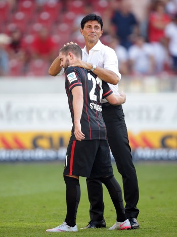 Bruno Hübner (hinten) zeigt sich optimistisch, dass Marc Stendera (vorne) auch in Zukunft für Eintracht Frankfurt spielen wird.