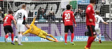 Moritz Hartmann erzielt per Elfmeter das Tor zum 1:0 gegen Lukas Hradecky. 