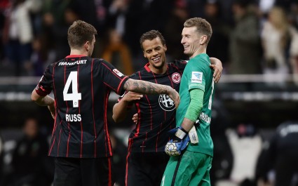 Eintracht-Jubel nach dem Schlusspfiff: Marco Russ, Timothy Chandler, Lukas Hradecky. 