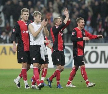 Erleichterung nach einem wichtigen Sieg im Abstiegskampf. 2007 gewann Frankfurt gegen Hannover mit 2:0.